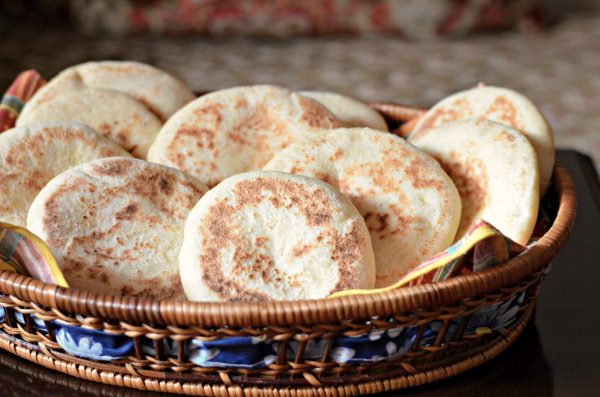 Moroccan Batbout Recipe - Mkhamer, Toghrift or Matlou' - Taste of Maroc